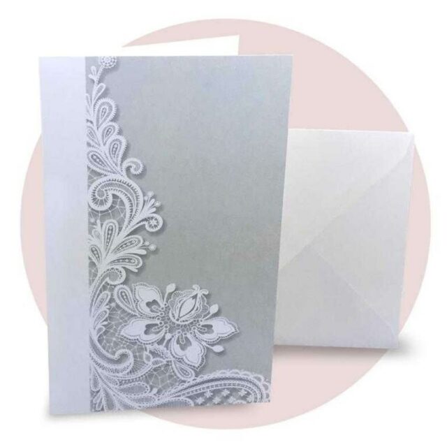 https://www.eg-wedding.it/wp-content/uploads/2023/12/partecipazione-di-nozze-economica-con-stampa-motivo-floreale-e-sfondo-grigio-78303-640x640.jpg